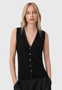Czarny bezrękawnik z głębokim dekoltem w kształcie V, z zapięciem na guziki i prążkowanym wykończeniem. Materiał wydaje się miękki, o gładkiej fakturze i dopasowanej formie.