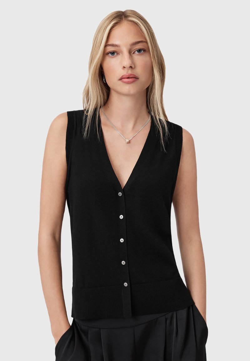 Czarny bezrękawnik z głębokim dekoltem w kształcie V, z zapięciem na guziki i prążkowanym wykończeniem. Materiał wydaje się miękki, o gładkiej fakturze i dopasowanej formie.
