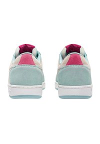 Sneaker con tomaia in suede morbido verde menta, accenti rosa e blu a contrasto, suola in gomma bianca e colletto imbottito per il comfort.