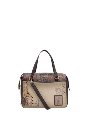 Borsa a mano in pelle beige e marrone con due manici, una tracolla removibile, portachiavi decorativi e un motivo lavorato sulla parte anteriore.