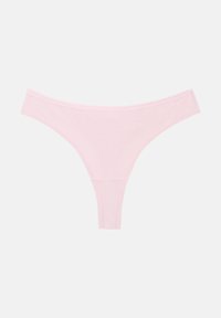 Ροζ βαμβακερό εσώρουχο τύπου στρινγκ, απλωμένο επίπεδα σε λευκό φόντο, δείχνοντας τις λεπτομέρειες του μπροστινού μέρους και της μέσης.