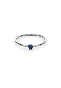 Silberring mit einem schlanken Band und einem herzförmigen blauen Edelstein, der in einer Vierkantfassung eingesetzt ist, polierte Oberfläche, minimalistisches Design.