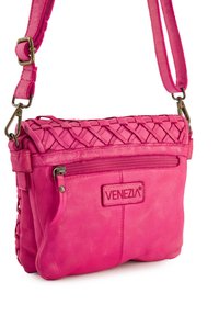 Różowa skórzana torebka crossbody z plecionym wzorem na górze, przednią kieszenią na zamek, regulowanym paskiem i metką z napisem "VENEZIA."