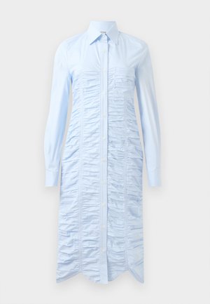 Svetlo modra obleka s kratkimi rokavi iz gladkega materiala, ki vsebuje vertikalno nabiranje, sprednje gumbe, dolge rokave in ukrivljen rob.
