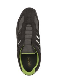 Scarpa sportiva nera e grigia con materiali in suede e mesh, dotata di una linguetta imbottita, tre strisce bianche e una fodera verde brillante.