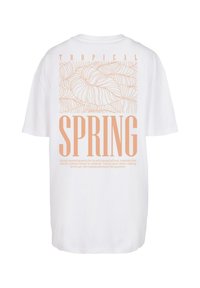 Hvid T-shirt med et tropisk blada design og ordet "FORÅR" i fed, ferskenfarvet tekst. Designet inkluderer et rektangulært mønster med tekst ovenfor.