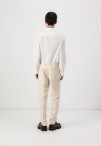 Isaac Dewhirst NOTCH SUIT NEW COAT SLIM - Κοστούμι - light sand