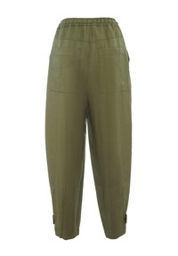 Pantalon vert olive avec une ceinture élastique, deux grandes poches arrière et des jambes fuselées, comportant des détails cousus et des poignets ajustables.
