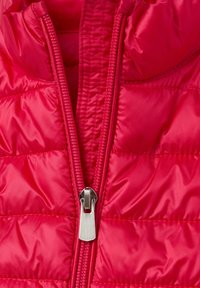 Chaqueta acolchada roja con cremallera plateada, textura de nylon suave y cierre frontal con cremallera.
