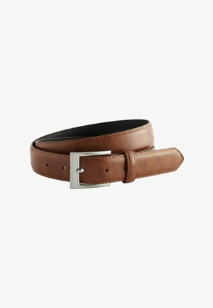 Ceinture en cuir marron avec une boucle rectangulaire en argent, présentant une texture lisse et plusieurs trous pour le réglage, avec une extrémité légèrement courbée.