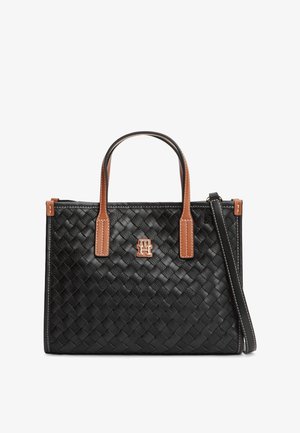 Μαύρη τσάντα χειρός από πλεγμένο δέρμα με ταμπά λαβές, χρυσό έμβλημα λογότυπου και αφαιρούμενο ιμάντα ώμου σε λευκό φόντο.