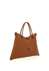 Borsa shopper in pelle marrone con doppio manico, cuciture nere e un accento blu vicino alla cerniera. Presenta un logo con scritte scure sulla parte anteriore.