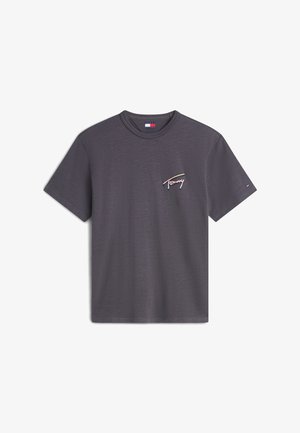 Ανθρακί γκρι κοντομάνικο μπλουζάκι με μικρό πολύχρωμο λογότυπο "Tommy" σε στυλ χειρόγραφου στο αριστερό στήθος και στρογγυλή λαιμόκοψη.