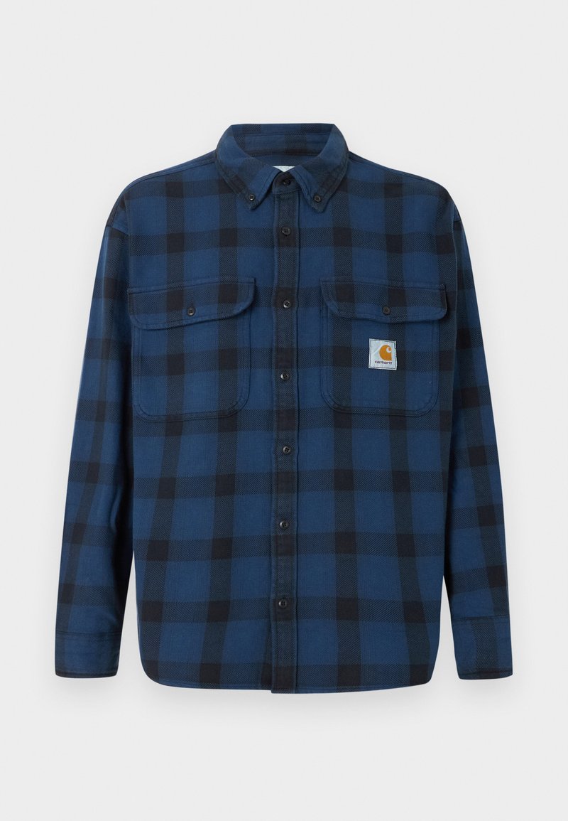 Blauw en zwart geruit flanellen overhemd met lange mouwen, een knoopsluiting aan de voorkant, twee borstzakken en een merklabel op de linkerzak.