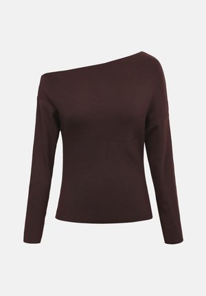 Pull en maille côtelée marron foncé avec manches longues et encolure asymétrique décolletée sur le côté droit.