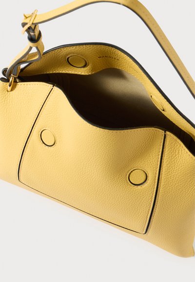 Dzeltētas teksturētas ādas somiņa ar regulējamu siksnu, magnētiskām aizdarēm un atvērtu galveno nodalījumu, kurā redzama iekšējā oderējuma daļa.