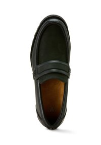 Schwarzer Leder-Slipper mit runder Form, glatter Oberfläche und dekorativem Riemen über dem Oberteil. Die Innenseite ist aus beige Suede.