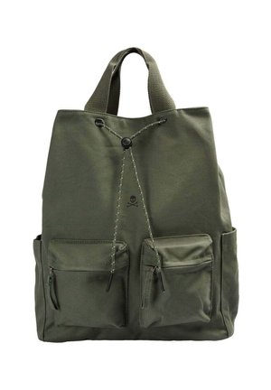Mochila de lona verde oliva con dos bolsillos frontales con cremallera, cierre con cordón y dos asas cortas para llevar.