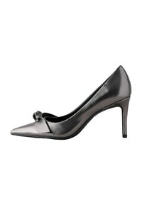 Spitz zulaufender High-Heel-Schuh aus metallicgrauem Leder, mit einer geknoteten Akzentuierung an der Vorderseite und einer eleganten, glatten Oberfläche.