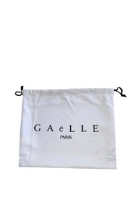 Sacca bianca con cordoncino realizzata in tessuto liscio, con la scritta "GAËLLE PARIS" in caratteri neri in grassetto. Cordini neri regolabili nella parte superiore.