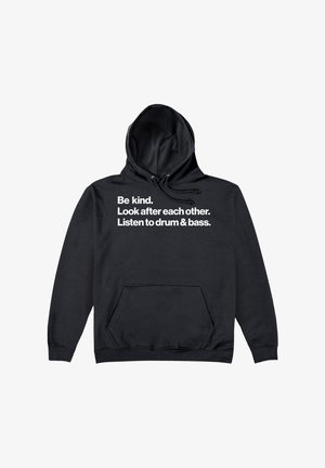 Schwarzer Kapuzenpullover mit Kängurutasche, verstellbarem Kordelzug und weißen Drucktext mit drei Aussagen auf der Vorderseite.