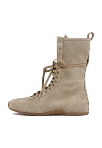 Stivaletti alla caviglia in suede beige con gambale alto, punta rotonda e lacci frontali. Presentano un anello posteriore e suola in gomma per la trazione.