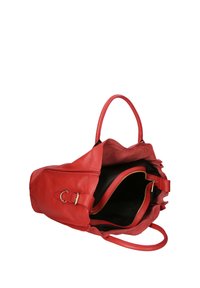 Borsa a mano rossa in pelle con una texture morbida, apertura superiore e tasche interne. Presenta hardware dorato e doppi manici per il trasporto.