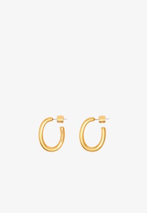 Pendientes de aro color dorado con un acabado liso y pulido. Diseño redondeado con una abertura ancha y cierre de presión. Con acentos de marca.