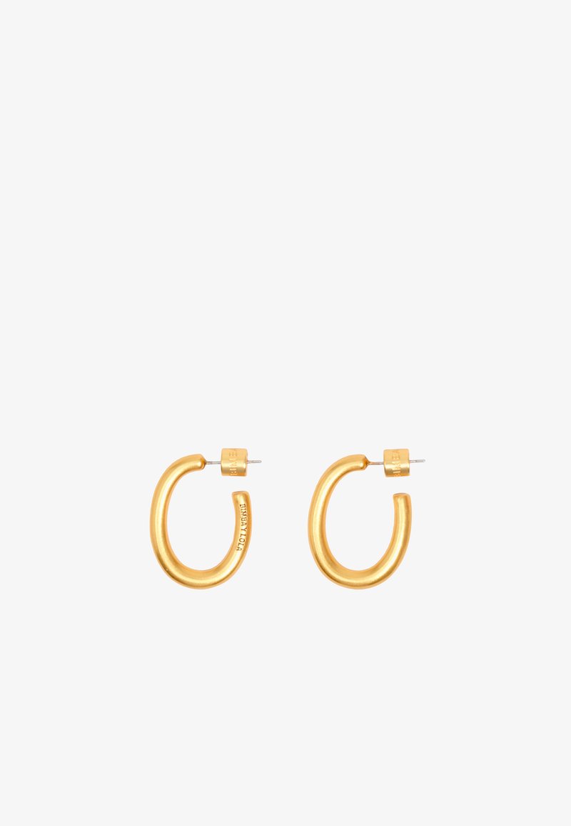 Pendientes de aro color dorado con un acabado liso y pulido. Diseño redondeado con una abertura ancha y cierre de presión. Con acentos de marca.