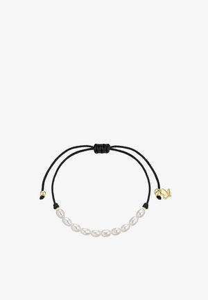 Verstellbares schwarzes Kordelarmband mit neun weißen ovalen Perlen und kleinen goldfarbenen Perlen und Charms an jedem Ende.
