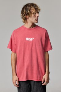 Camiseta de algodón roja de corte oversize con mangas cortas, cuello redondo y gráfico impreso en blanco que dice "BERLÍN 2009" en la parte frontal.