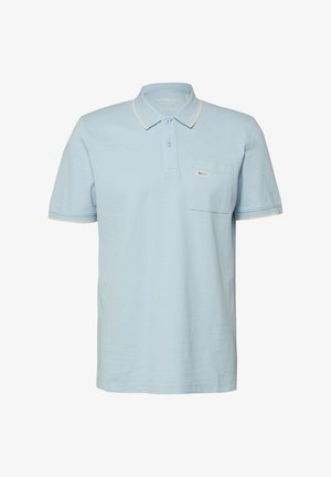 Hellblaues kurzärmeliges Poloshirt mit Kragen, zwei Knöpfen, einer Brusttasche und beigem Besatz an Kragen und Ärmelkanten.