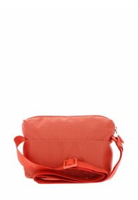 Sac en tissu rouge avec une fermeture éclair en haut, une bandoulière réglable et une surface texturée. Présente une forme rectangulaire simple et une anse latérale.