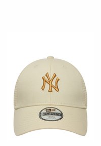 Die cremefarbene Mütze verfügt über ein erhabenes, gesticktes NY-Logo in Gold, hat eine strukturierte Form und einen verstellbaren Riemen auf der Rückseite.