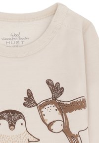 Maglietta per neonati color crema con stampa di un cartone animato marrone di un pinguino e un alce sul davanti, realizzata in lana e viscosa di bambù.