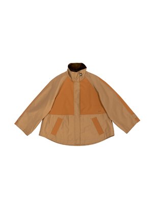 Chaqueta tan con paneles naranjas acanalados, cuello alto y corte oversize. Presenta dos bolsillos frontales y texturas contrastantes en las mangas.
