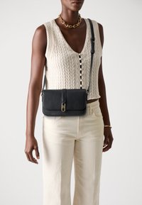 Tommy Hilfiger LIBRE FLAP CROSSOVER - Borsa a tracolla - black
