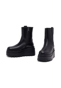 Czarne skórzane botki za kostkę z grubą platformą i bocznym zamkiem błyskawicznym. Gładka faktura z minimalnymi detalami szwów.