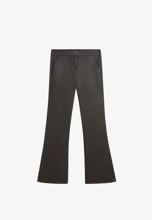 Donkergrijze rechte broek met steekzakken en een aansluitende tailleband, plat gelegd op een witte achtergrond.