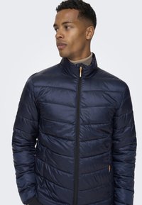 Only & Sons ONSCARVEN QUILTED PUFFER - Lett jakke - dark navy