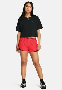 Under Armour PLAY UP  - Pantalón corto de deporte - racer red