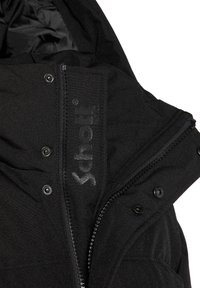 Schwarze isolierte Jacke mit einem Reißverschluss, Druckknöpfen und Logo-Detail auf der Vorderseite. Glattes Material mit matter Oberfläche.