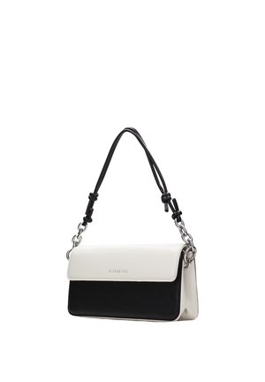 Černobílá kožená kabelka přes rameno s klopou, stříbrnými řetízky a nastavitelným černým popruhem.