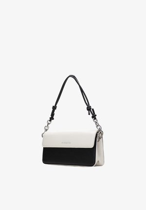 Bolso de hombro de cuero en blanco y negro con cierre de solapa, eslabones de cadena plateados y correa negra ajustable.