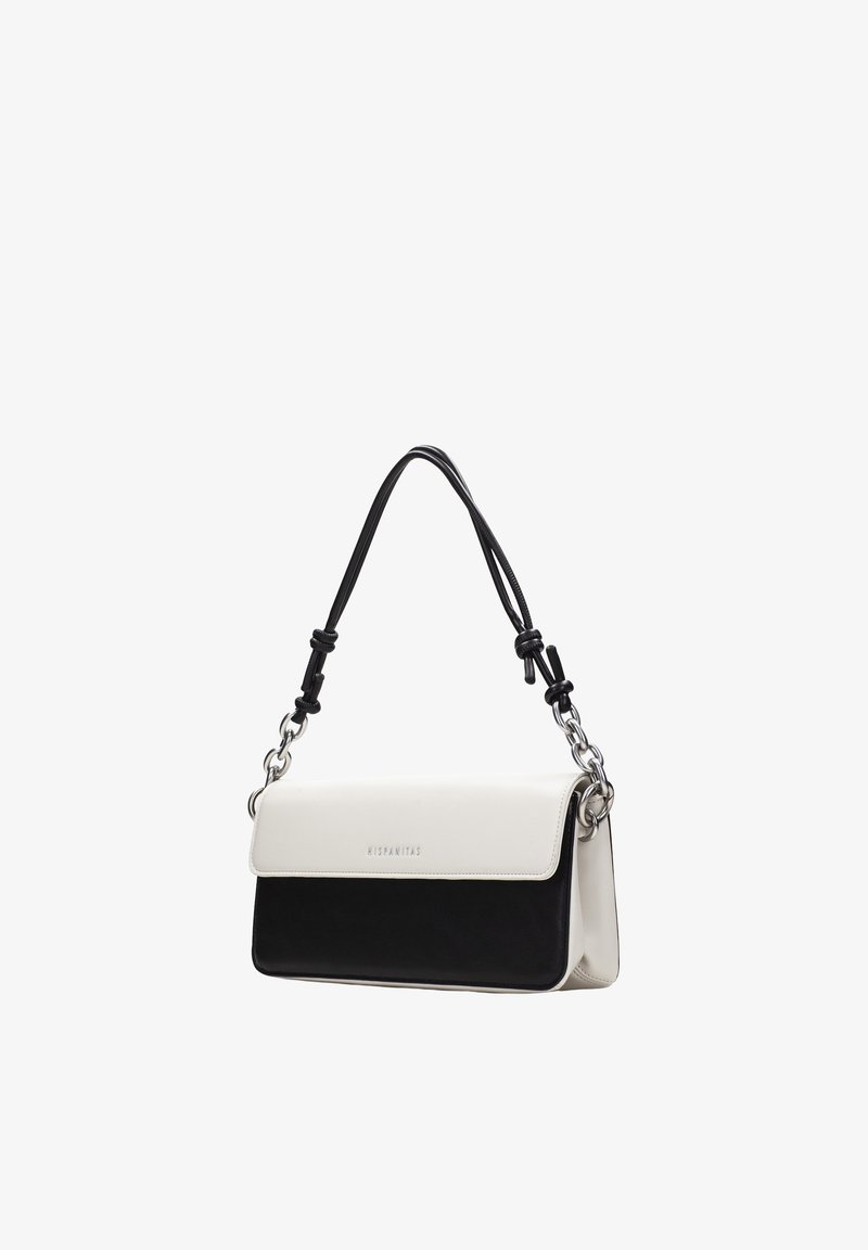 Borsa a tracolla in pelle bianca e nera con chiusura a patta, maglie di catena argento e tracolla nera regolabile.