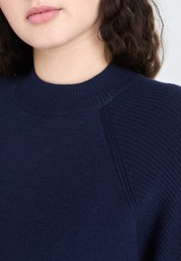Vero Moda Curve VMCGOLD MIX HIGHNECK DRESS  - Abito in maglia - navy blazer