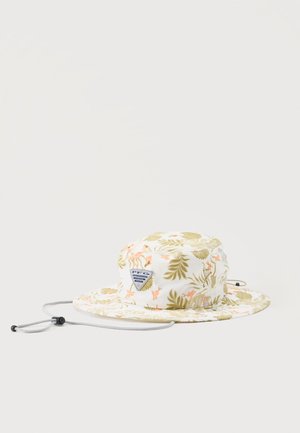 Szerokokrawędziowy kapelusz typu bucket z tropikalnym liściastym i zwierzęcym wzorem, wyposażony w regulowany sznurek pod brodę oraz trójkątną naszywkę z logo PFG z przodu.