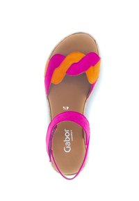 Fuchsia en oranje suède sandaal met verweven bandjes, verstelbare enkelriem, en een lichtbruine binnenzool met het Gabor-logo.