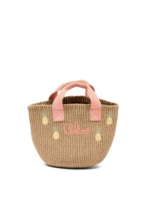 Gevlochten stro tote tas met roze stoffen handvatten, versierd met kleine geborduurde ananassen en roze geborduurde merknaam aan de voorkant.