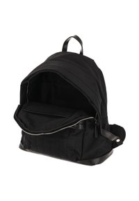 Rucsac din material textil negru cu finisaj texturat, închidere cu fermoar și accente din piele netedă. Dispune de un interior spațios cu un buzunar.